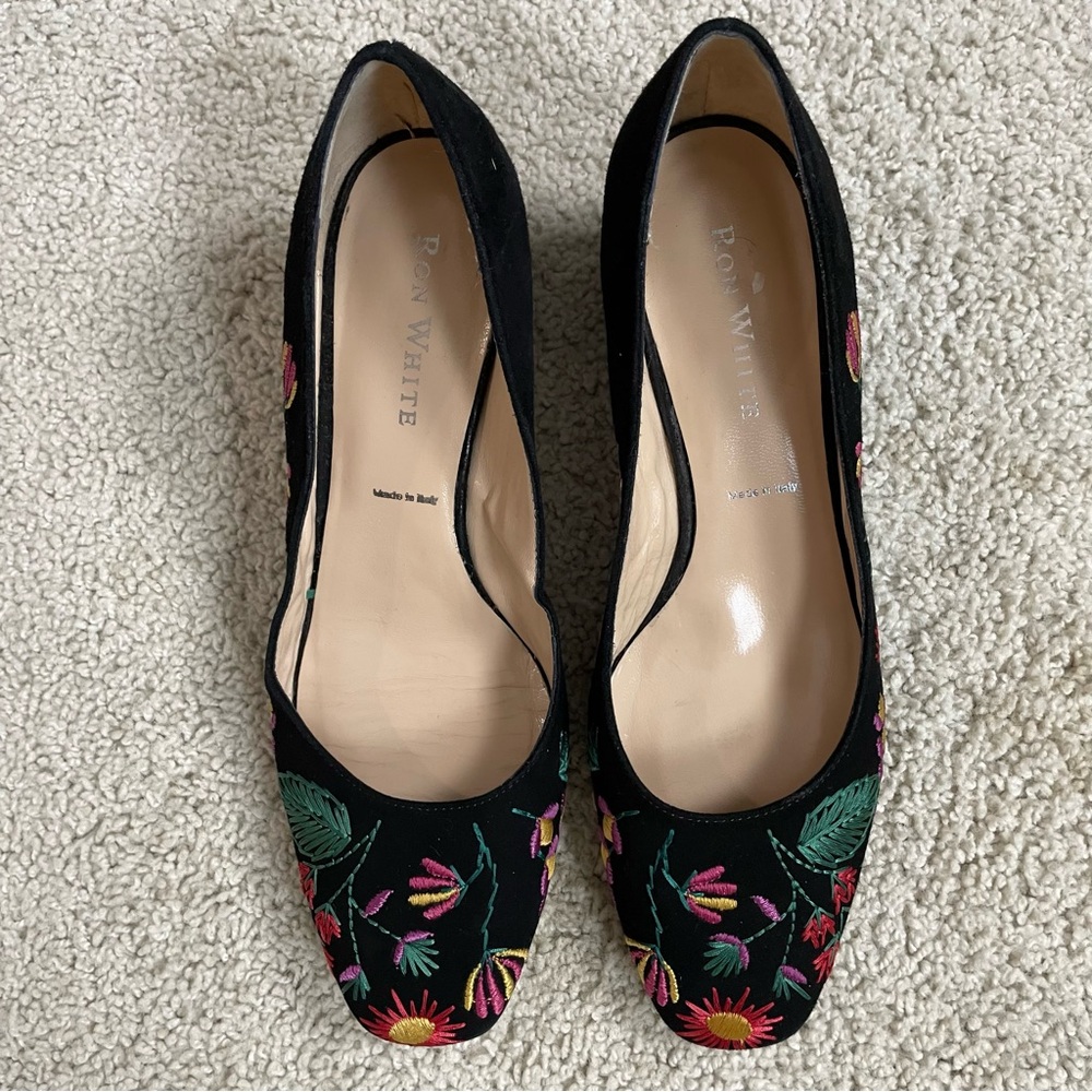 NEW! Women's RON WHITE Black Suede DOREEN Flower Embroidered BLOCK Heel PUMPS - Picture 5 of 8